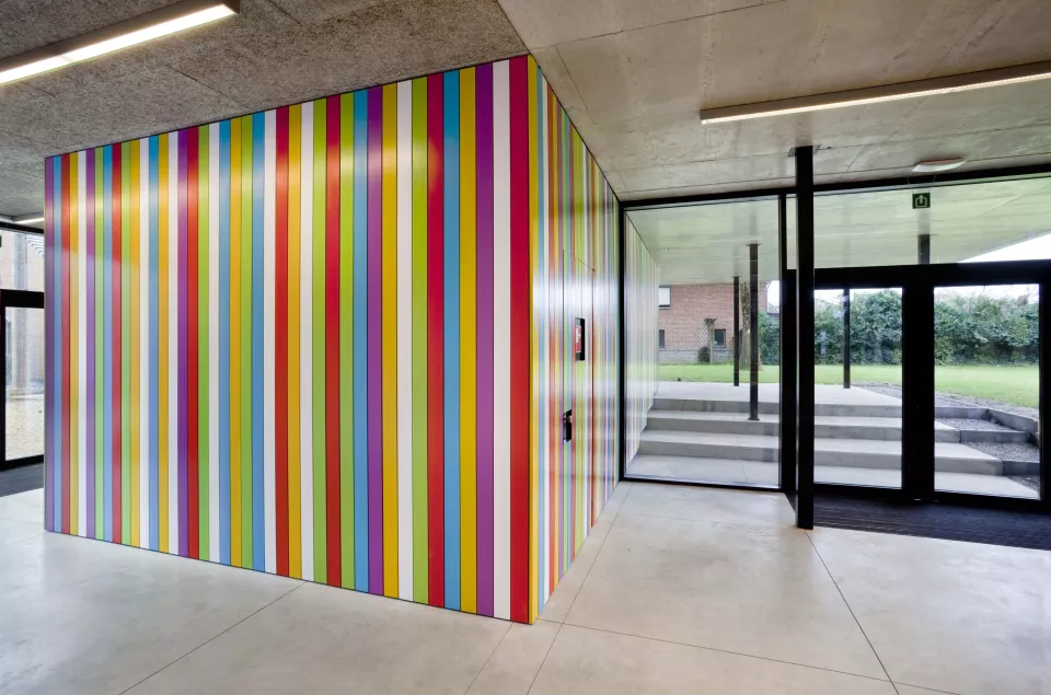 Lrarchitectes rénovation et extension d'une école primaire et maternelle à Jeneffe Namur béton alu couleur