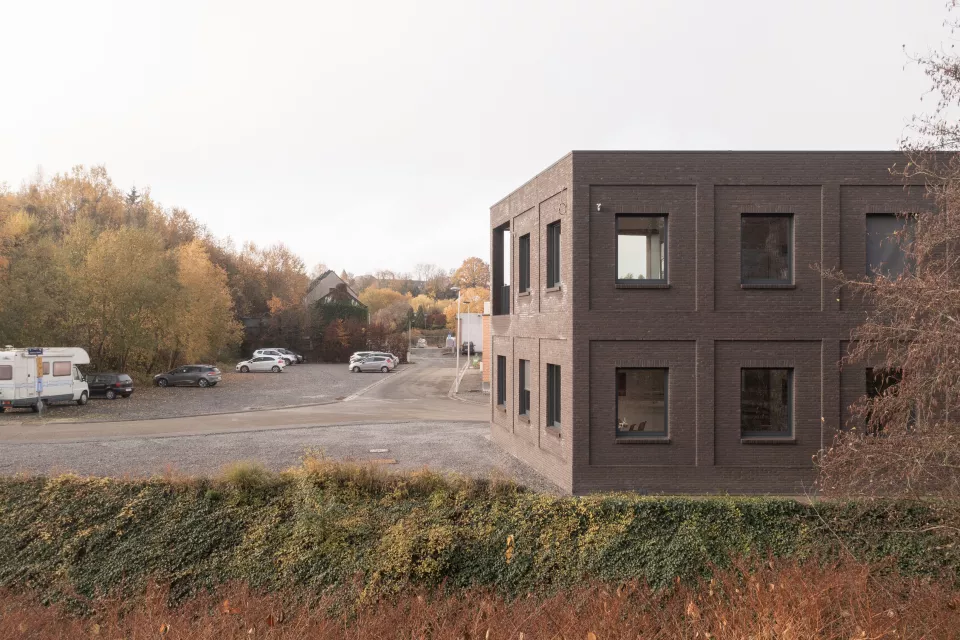 Lrarchitectes bureau contemporain brique facade relief Ciney Belgique