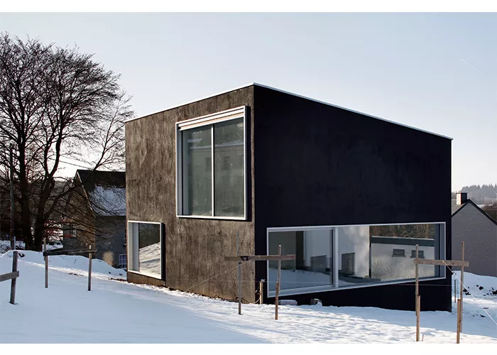 Lrarchitectes habitation contemporaine noire aluminium béton Achêne Namur