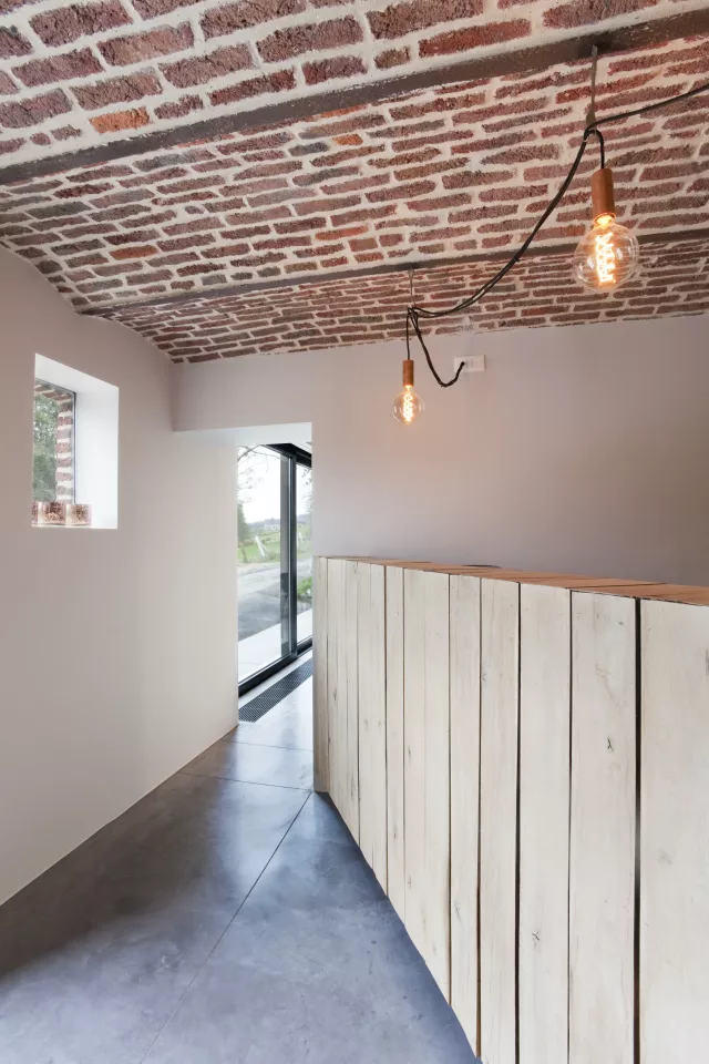 Lrarchitectes rénovation améngament restaurant contemporain tole acier aluminium noir brique evelette namur
