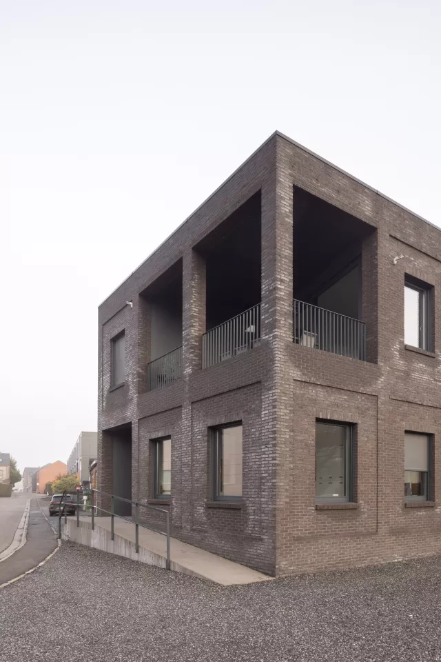 Lrarchitectes bureau contemporain brique facade relief Ciney Belgique