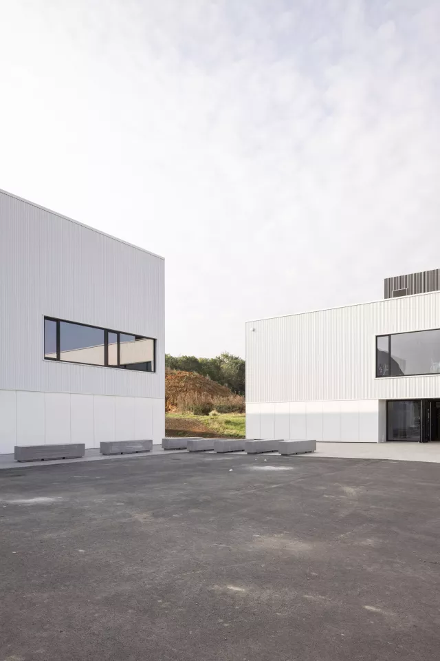 Lrarchitectes Hall de sport Collège notre dame de la paix Erpent namur Béton aluminium