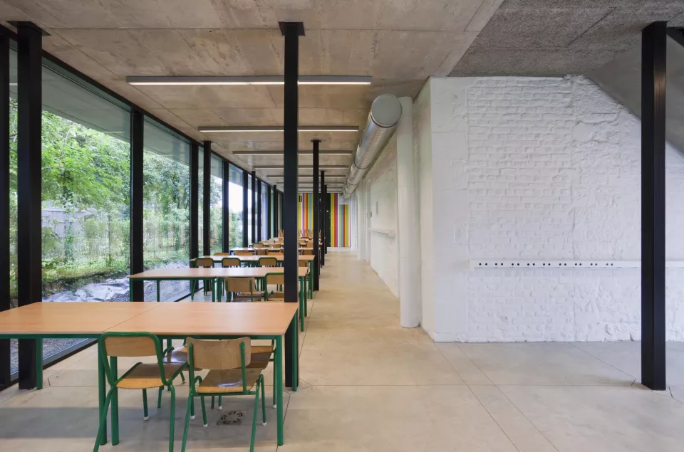Lrarchitectes rénovation et extension d'une école primaire et maternelle à Jeneffe Namur béton alu couleur