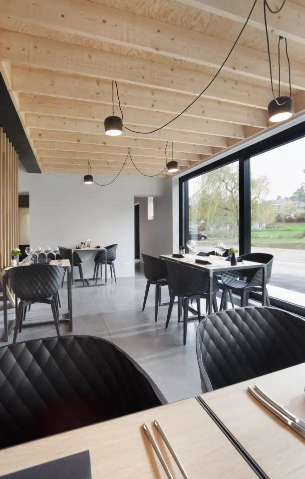 Lrarchitectes rénovation améngament restaurant contemporain tole acier aluminium noir brique evelette namur