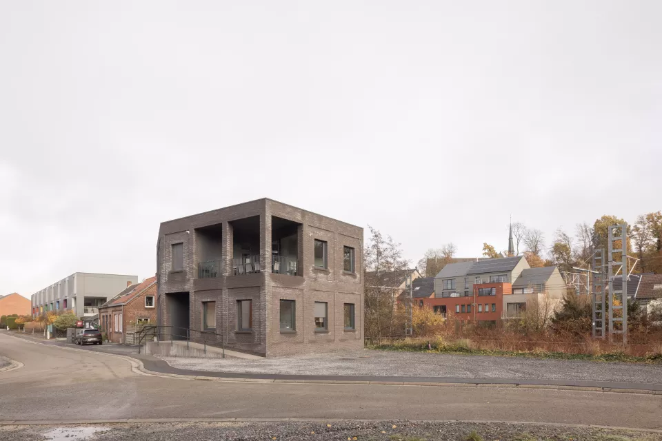 Lrarchitectes bureau contemporain brique facade relief Ciney Belgique