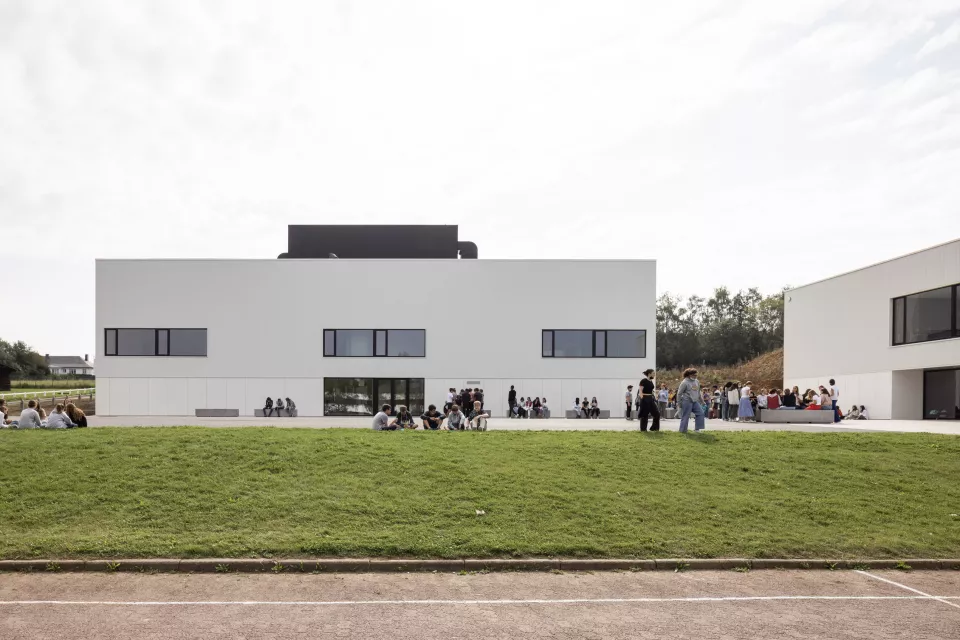 Lrarchitectes Hall de sport Collège notre dame de la paix Erpent namur Béton aluminium