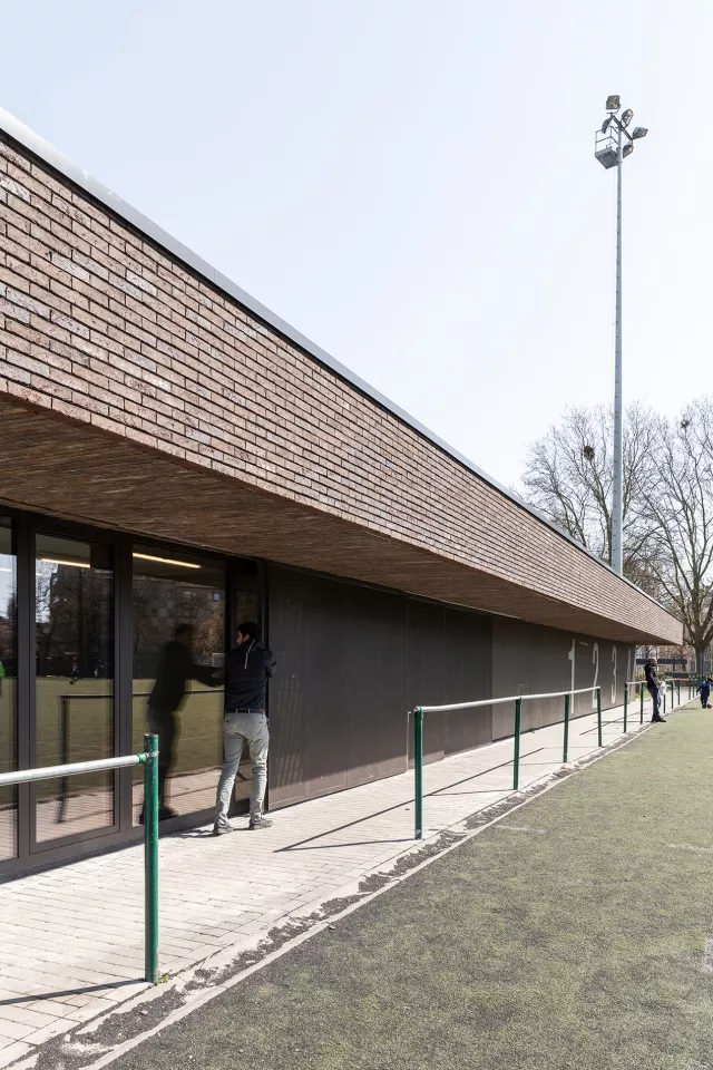 Lrarchitectes Anderlecht Football Club Vestiaires club house infrastructure sportive brique aluminium grille perforée