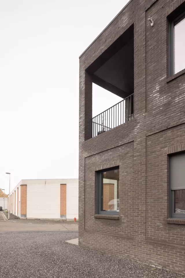 Lrarchitectes bureau contemporain brique facade relief Ciney Belgique
