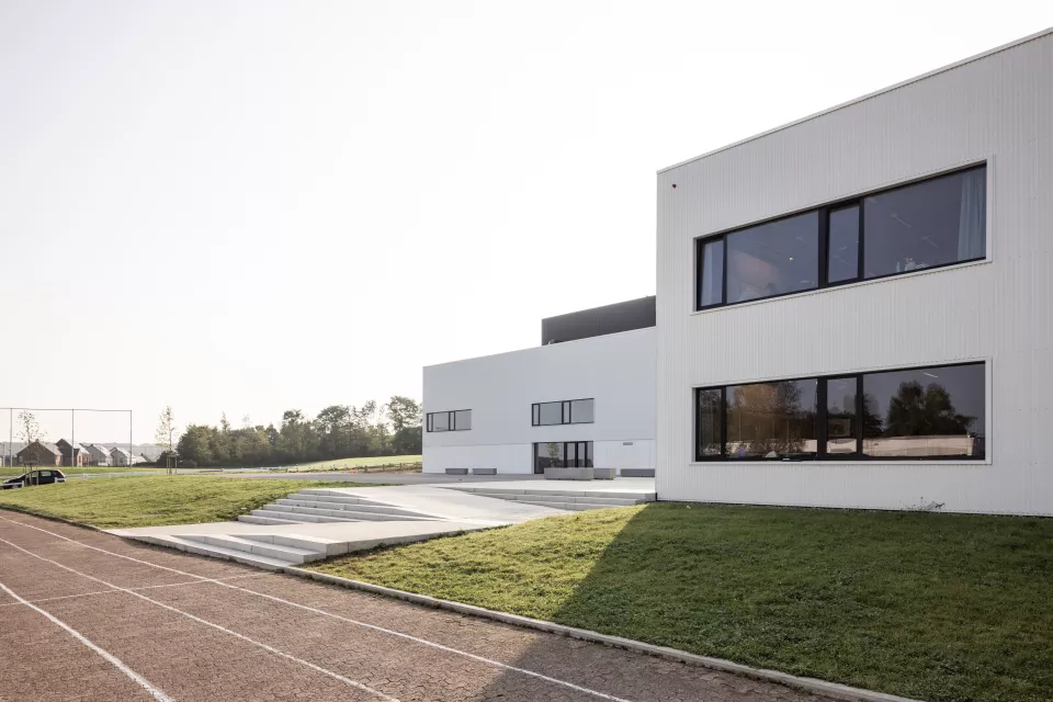 Lrarchitectes Hall de sport Collège notre dame de la paix Erpent namur Béton aluminium