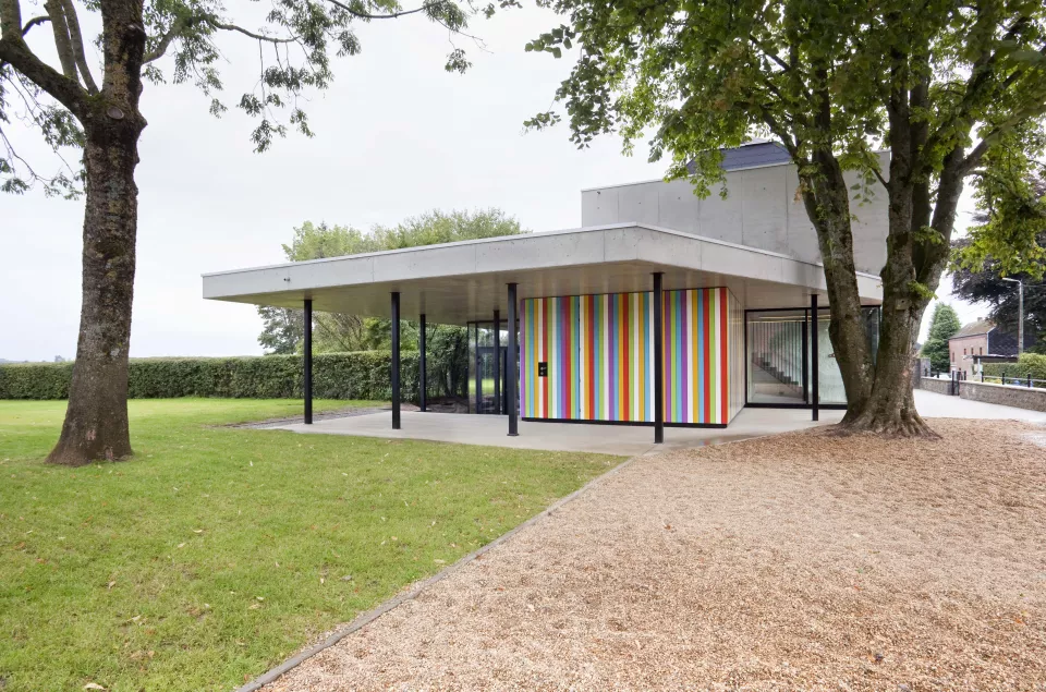 Lrarchitectes rénovation et extension d'une école primaire et maternelle à Jeneffe Namur béton alu couleur