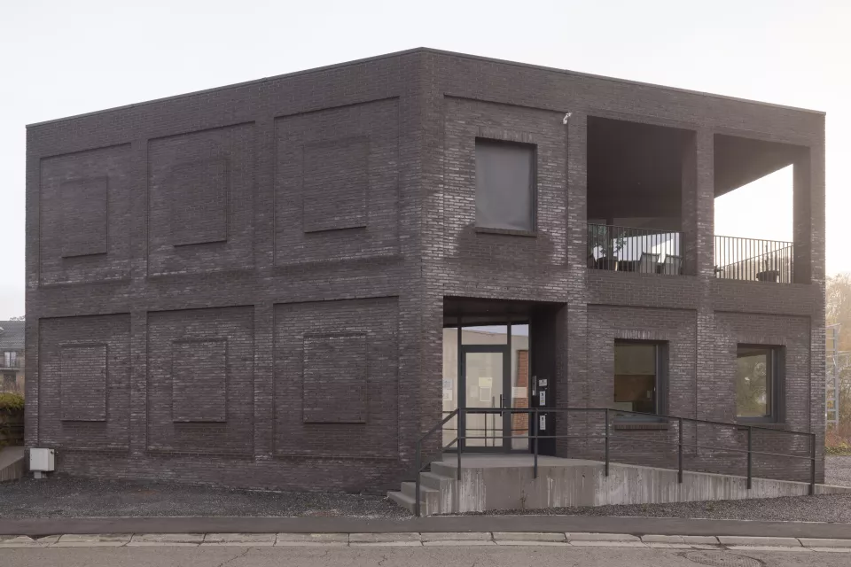 Lrarchitectes bureau contemporain brique facade relief Ciney Belgique