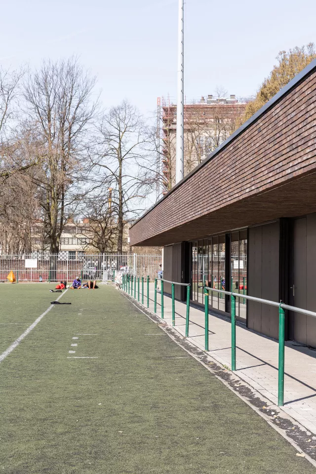 Lrarchitectes Anderlecht Football Club Vestiaires club house infrastructure sportive brique aluminium grille perforée