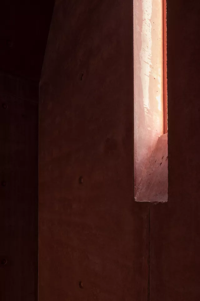 LRARCHITECTES Pavillon de jardin en béton teinté rouge à La Hestre Atelier contemporain